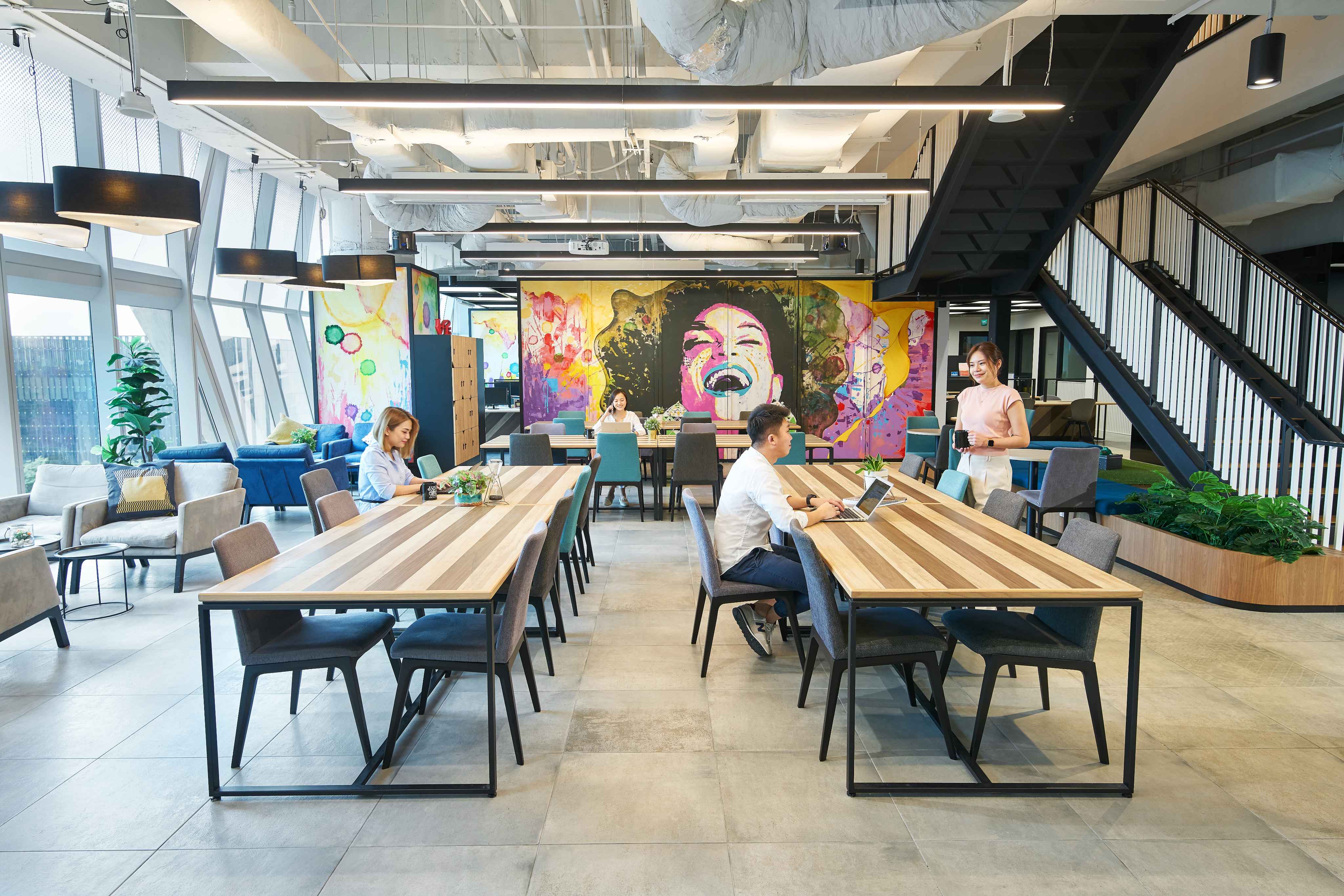 1 Person Co-working Desk at UIC Building