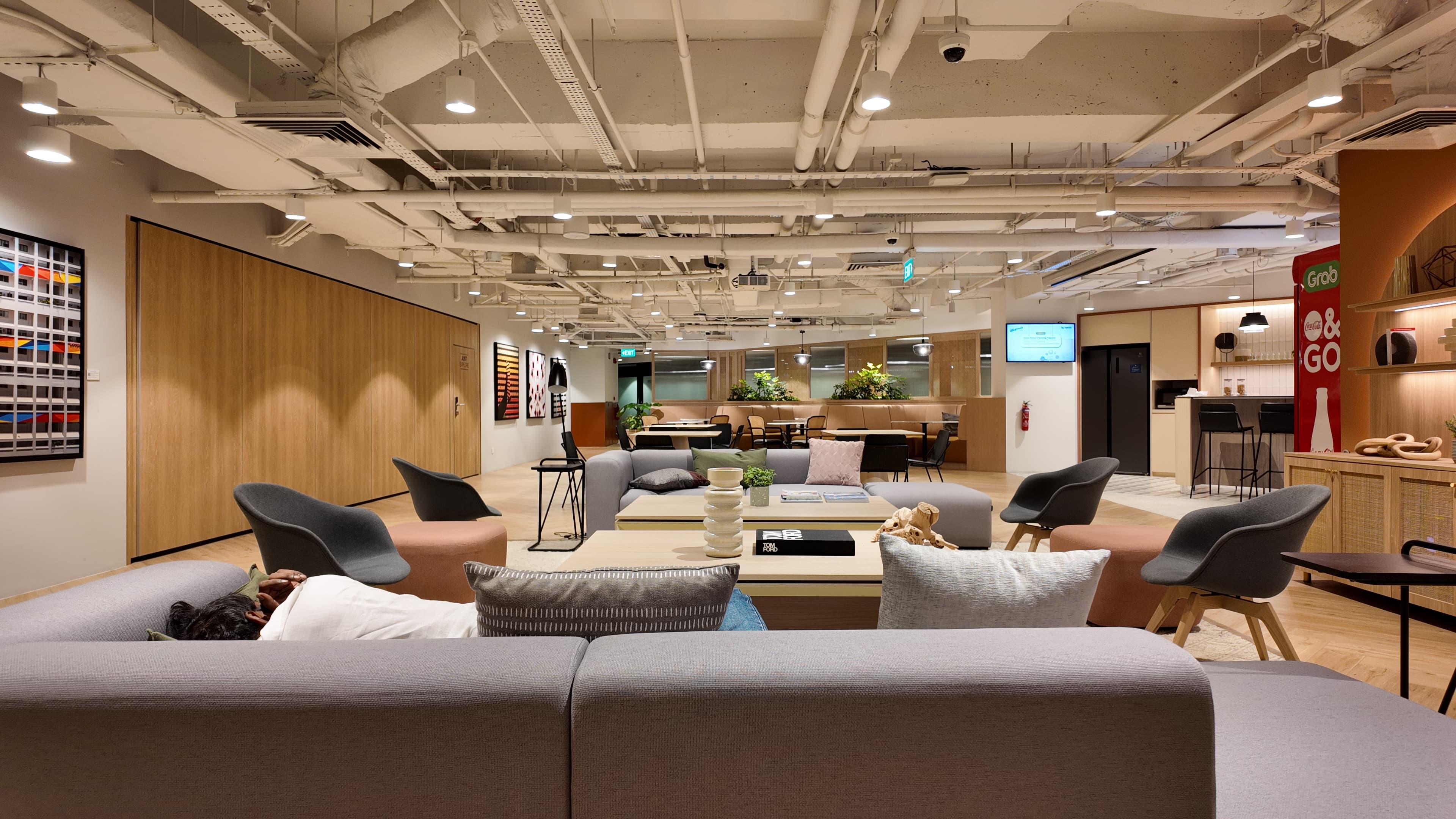 1 Person Co-working Desk at International Plaza